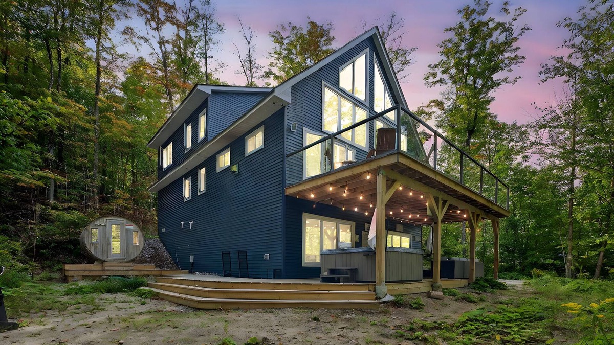 Dysart et al Cabin | Winter getaway, Hot Tub, Sauna, EV Charger