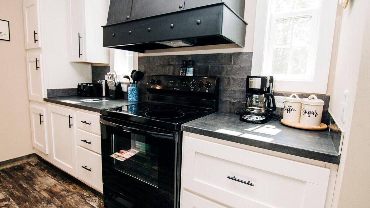 Rogersville House | WINTER LONG-TERM RATES 40% off RUSTIC MODERN HOME NESTLED IN THE OZARK WOODS
