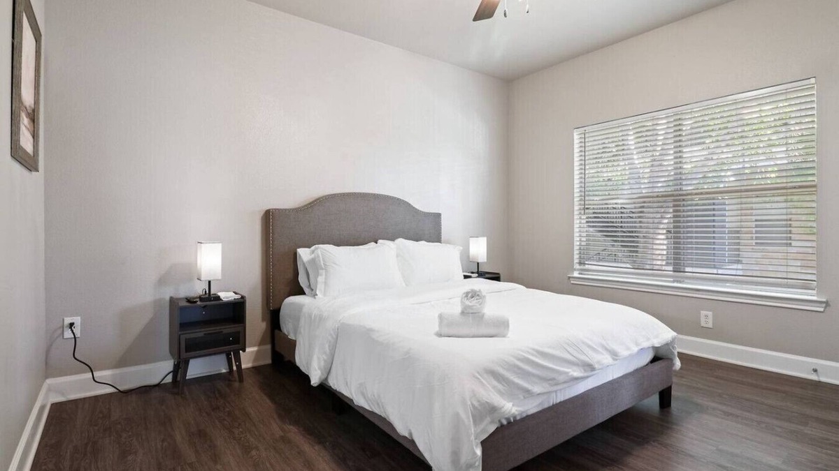 Richmond Apartment | Winter Modern Stay: Family & Corporate Friendly
