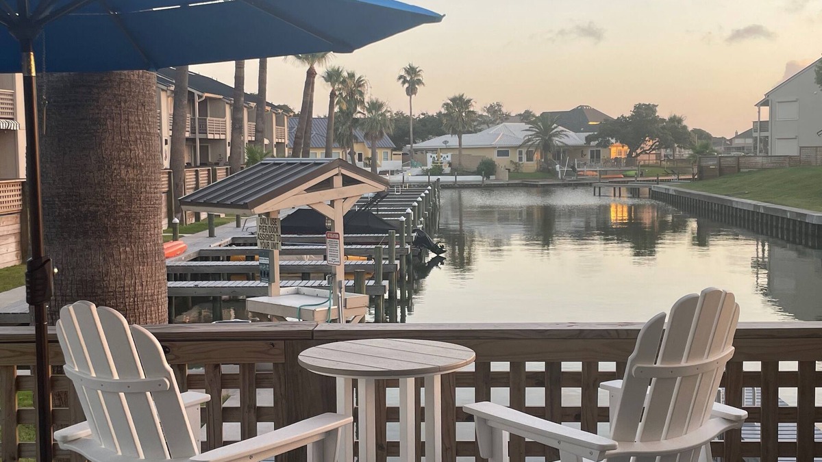 Harbor Oaks House | Winter Texans Welcome, On water & next to pool. Boat rental 5 min walk.