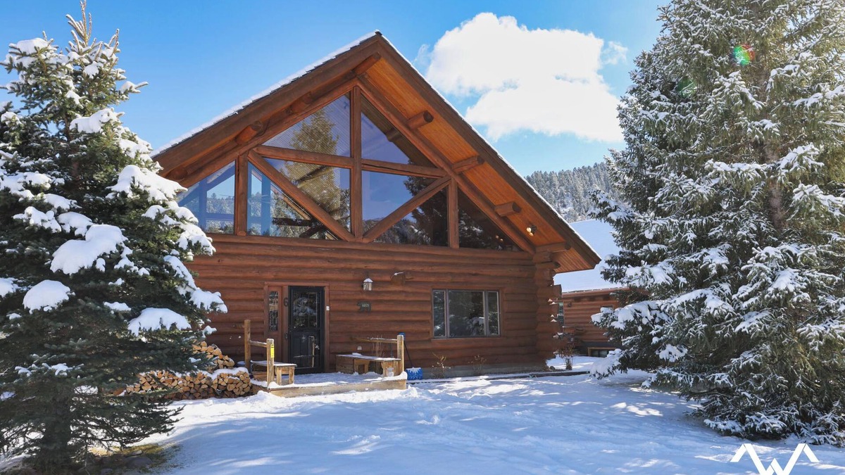 Gallatin Gateway Cabin | Winter Wonderland Cabin! Sleeps 12! Awesome Hot Tub and Fireplace!