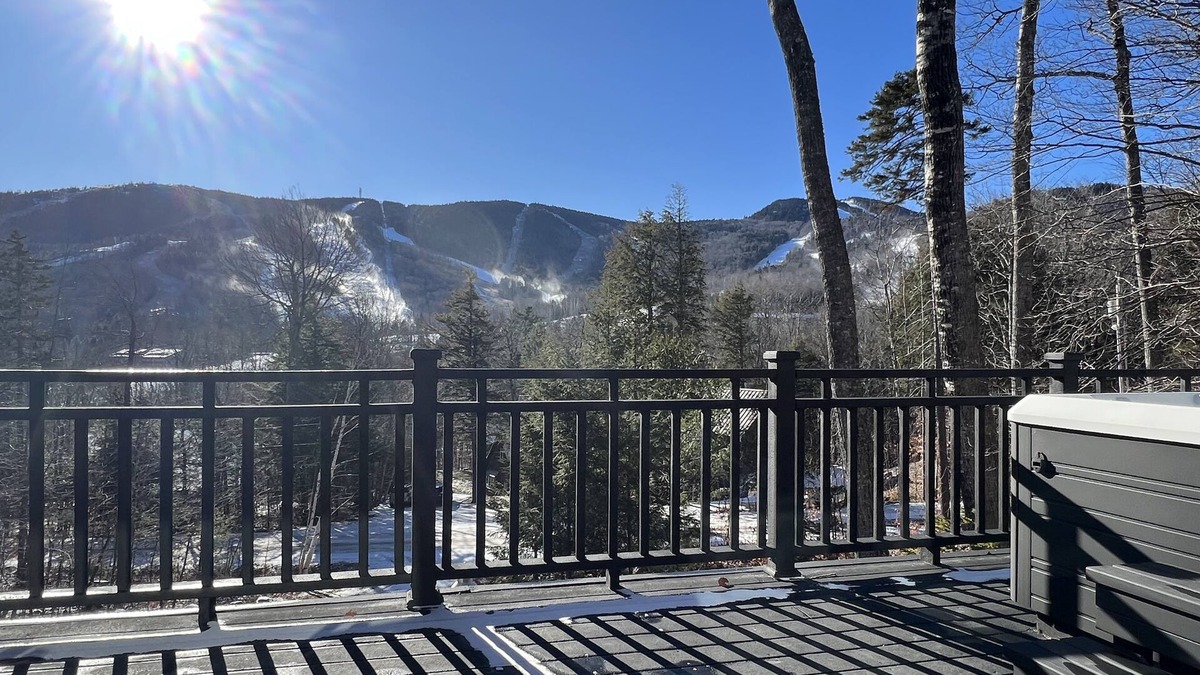 Sunday River Area Ski Chalet | Winterfell: Ski Chalet Retreat, 2 Min Walk to Slopes, Hot Tub/Sauna, Sleeps 18!