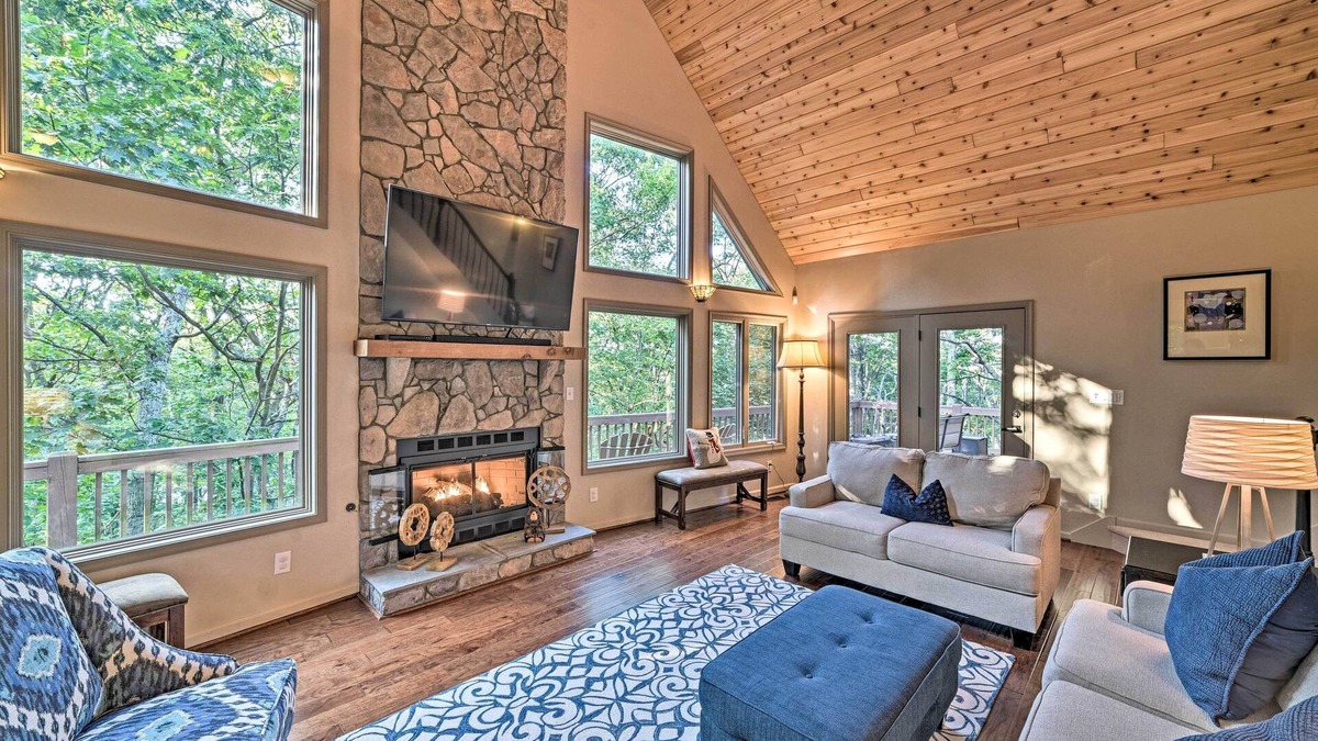 Roseland Cottage | Wintergreen Resort Home w/Deck: Walk to Slopes