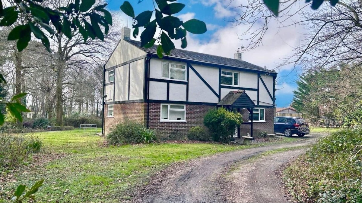 West Ashling House | Wintons Farmhouse nestled in the coutryside