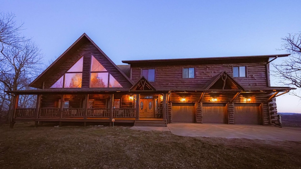Cassville House | Wisconsin Log Cabin Lodge | Sleeps 16