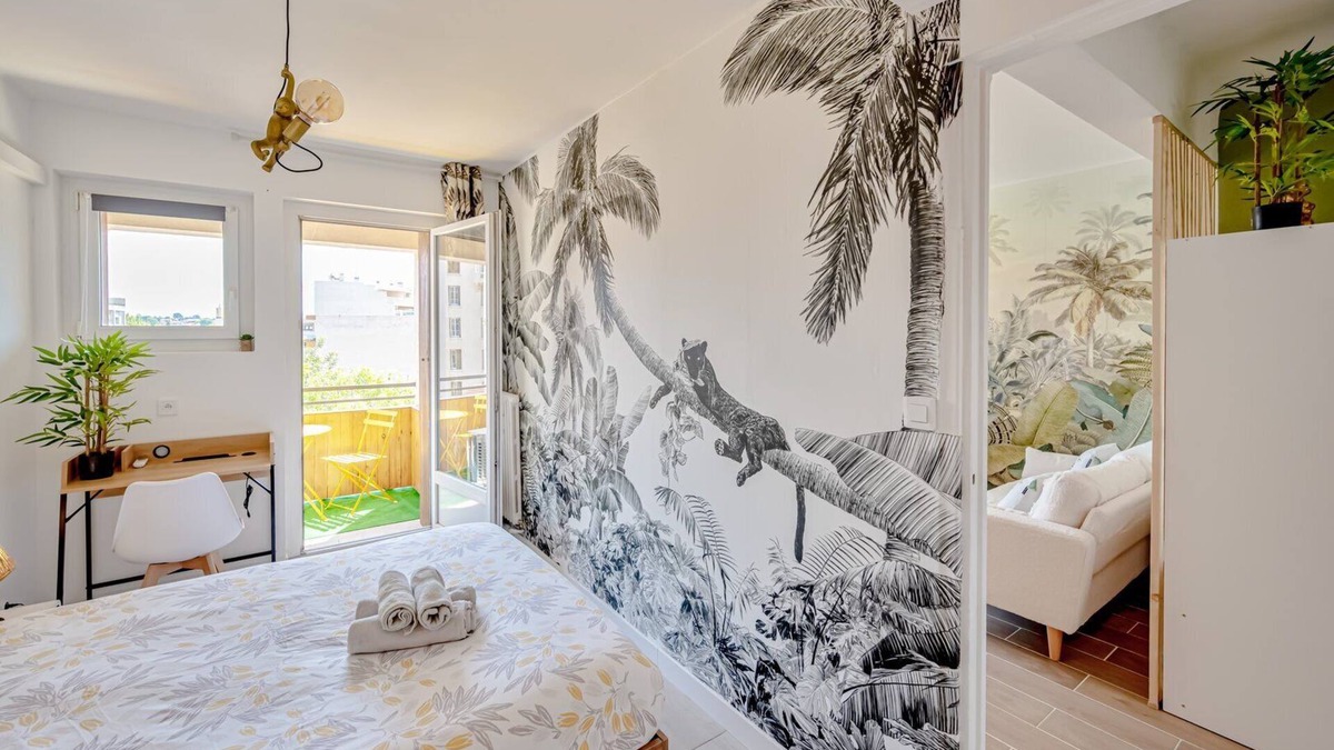 Le Mourillon Apartment | Wisdom Monkeys Apartment - Balcony & AC