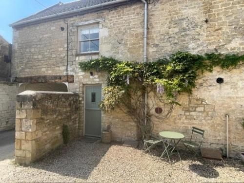Whaddon House | Wisteria Cottage - 2 bed near Bath & many NT sites