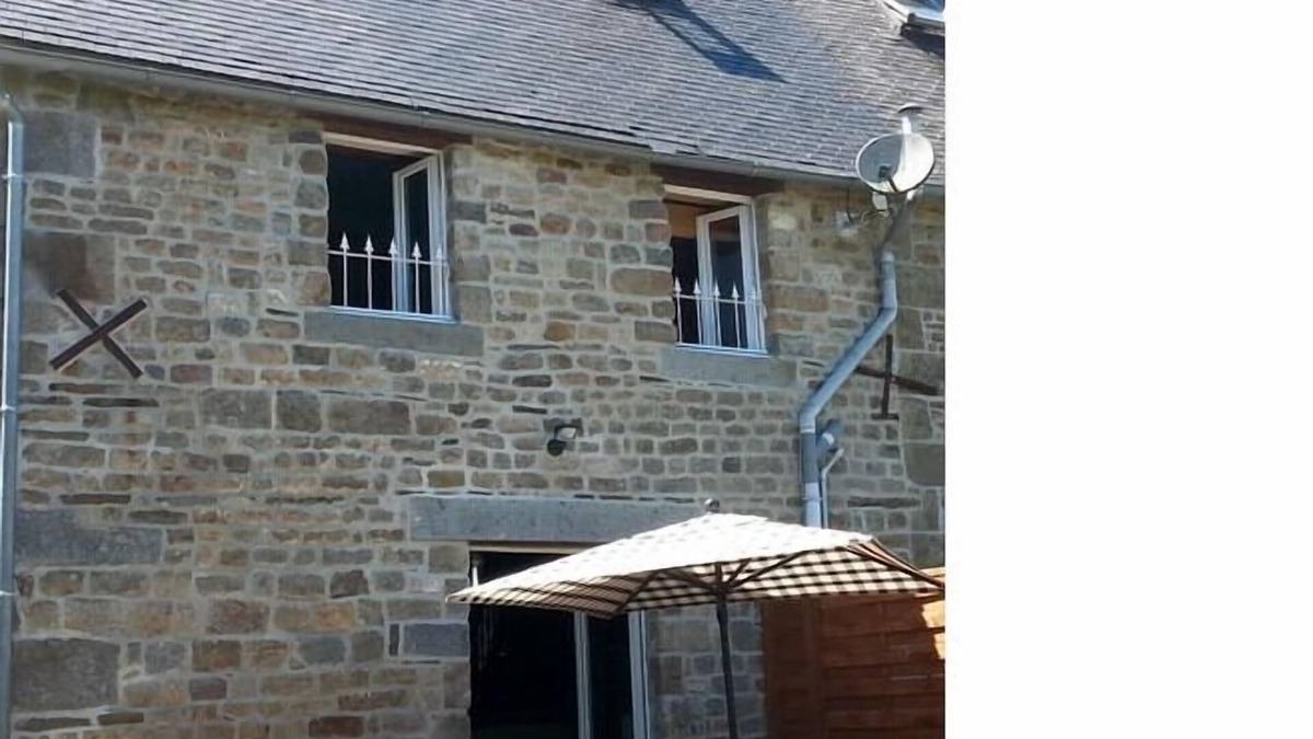 Vengeons Cottage | Wisteria Cottage 3 bedroom in the beautiful Normandie Countryside France