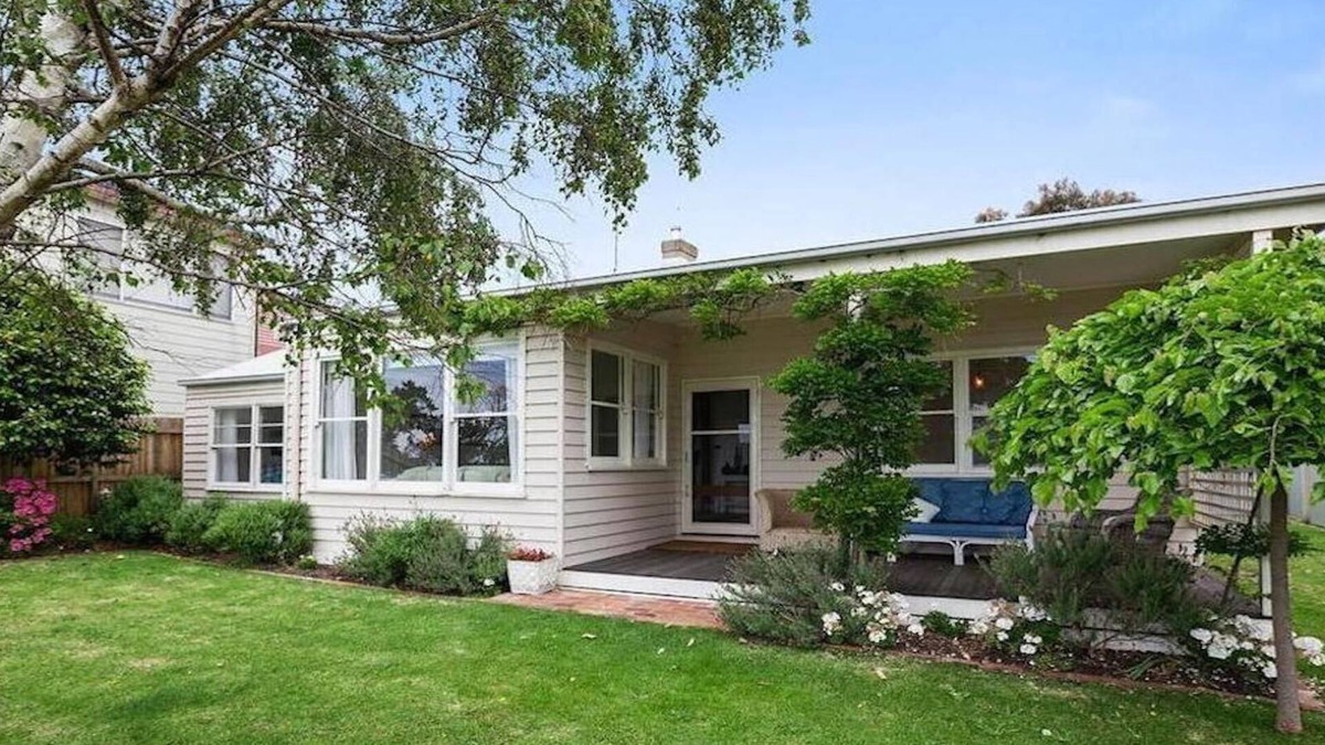 Indented Head Cottage | Wisteria Cottage - opposite beach