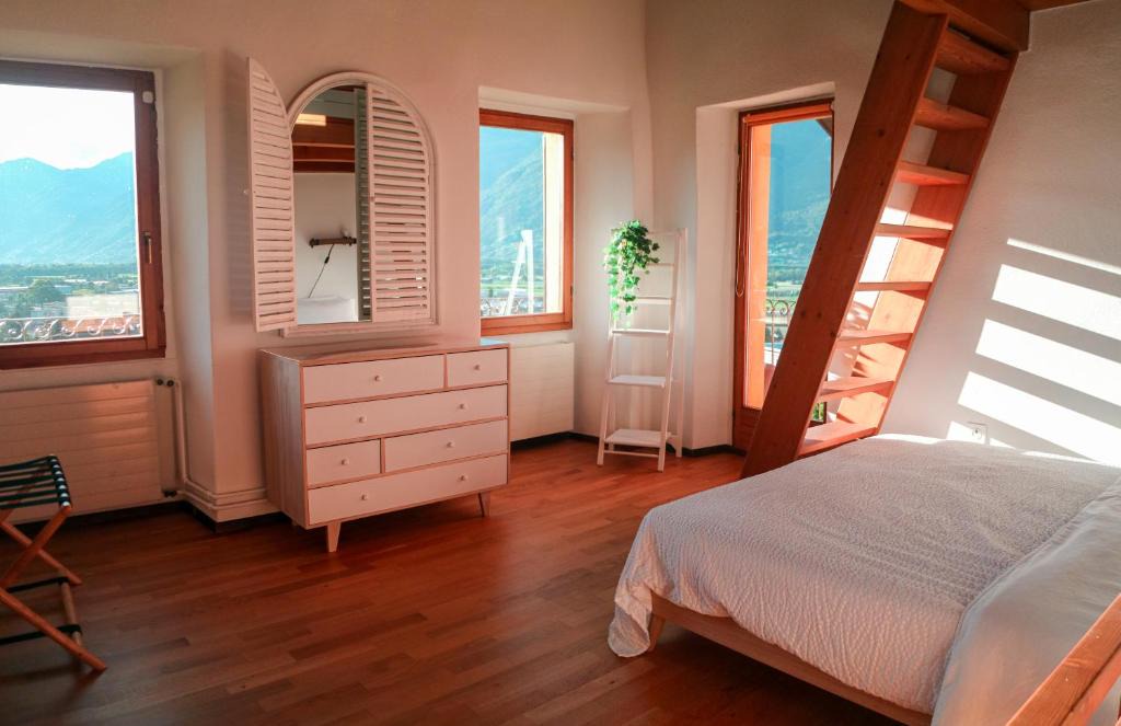Cadenazzo Apartment | Wisteria House - Holiday Apartment