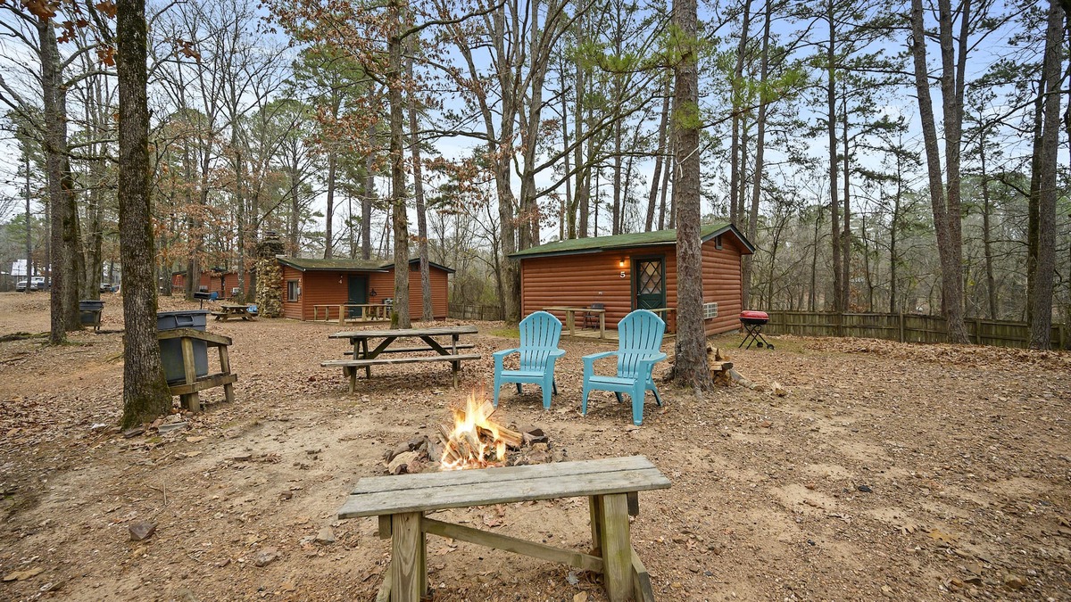 Broken Bow Cabin | Wisteria Way 1 Bedroom cabin Sleeps 4, Stocked Pond, Near the lake!