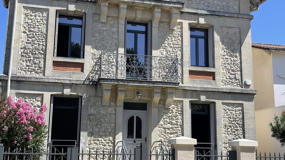 Saint-Palais-sur-Mer Villa | With private pool and facing the beach, character villa in the heart of the resort