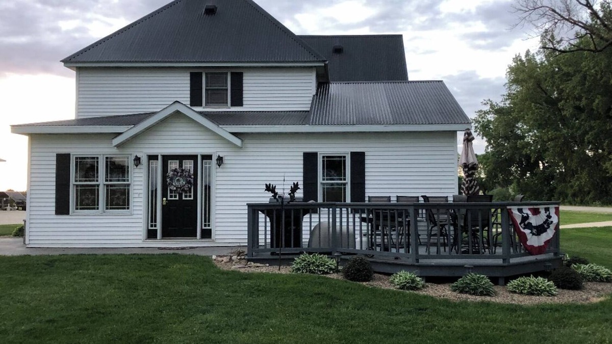 Dyersville House | Within Walking Distance of Field of Dreams Movie Site/MLB STADIUM