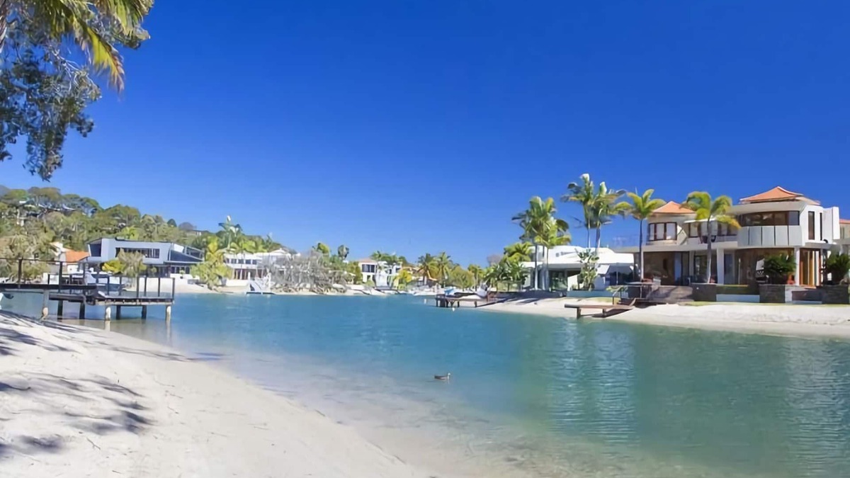 Noosa Heads House | Witta Circle 65 - 5 Minute walk to Hastings Street in prime beachfront location