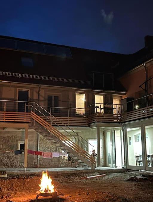 Neudietendorf Apartment | Wohnen im Dreiseitenhof mit Galerieschlafzimmer