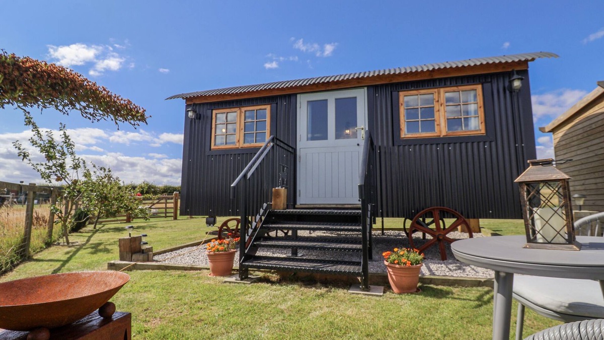 Goodmanham Cottage | WOLDS HOOT, pet friendly, with a garden in Market Weighton