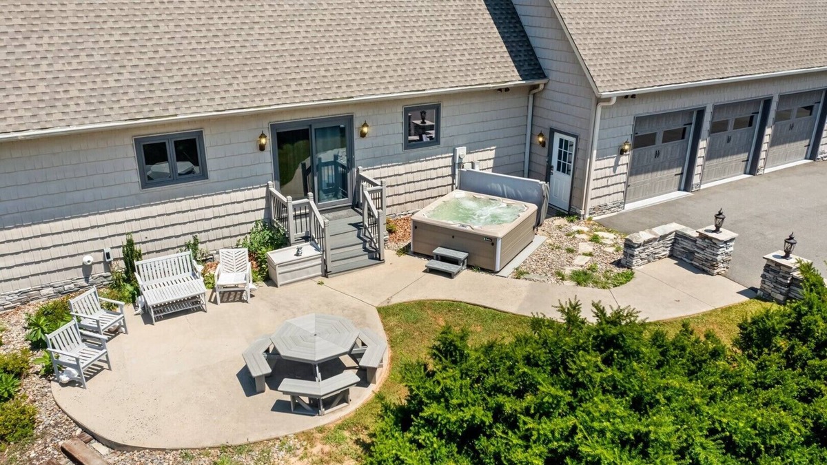 Fleetwood Ski Chalet | Wolf Ridge Chalet-Open for Bookings! Game Room, Sleeps 18, Hot Tub