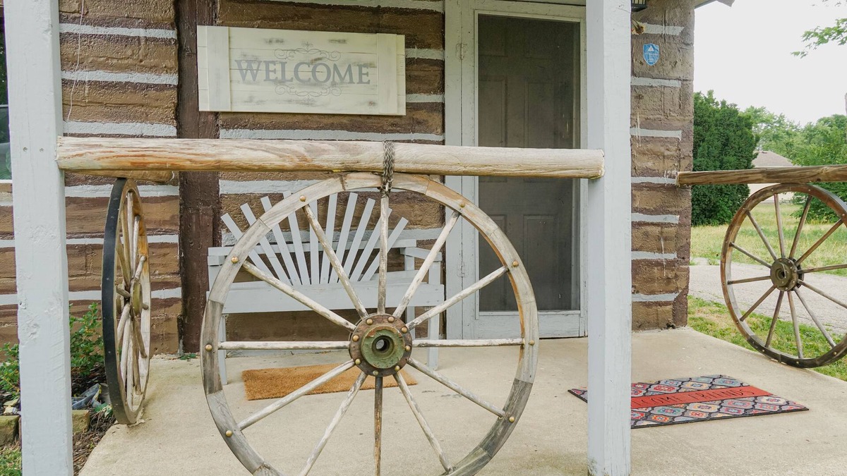 Noblesville Cottage | Wolf's Cabin Near Historic Downtown Noblesville