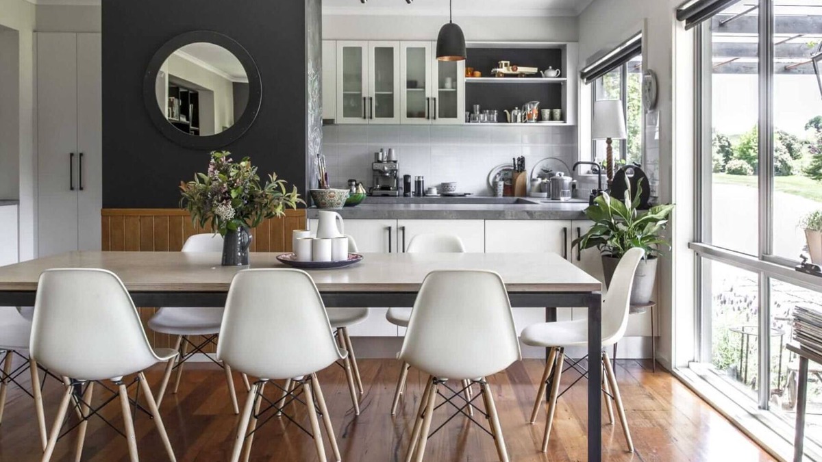 Lyonville House | Wombat Edge ~ Daylesford Region ~ Country Home with Private Lake!