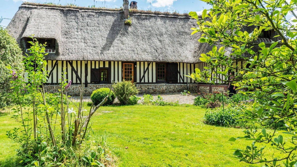 Saint-Georges-du-Mesnil Villa | Wonderful private villa for 10 people with WIFI, TV and pets allowed