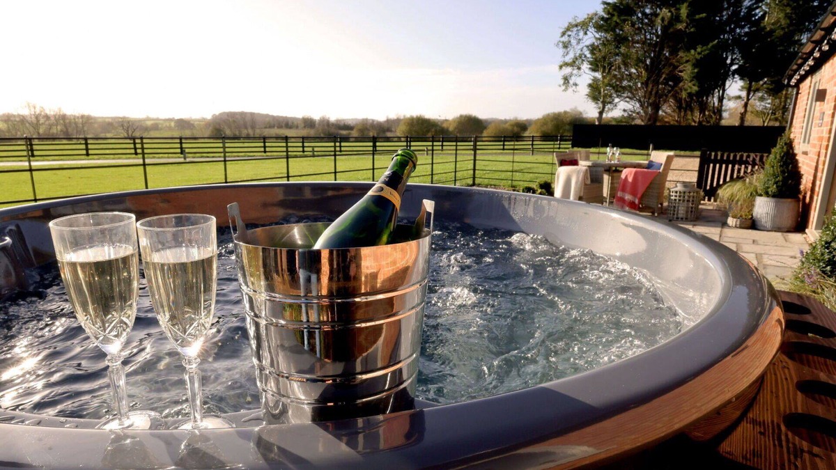 Walton House | Wonderful villa for 2 people with pool, hot tub, WIFI, TV, terrace and pets allowed
