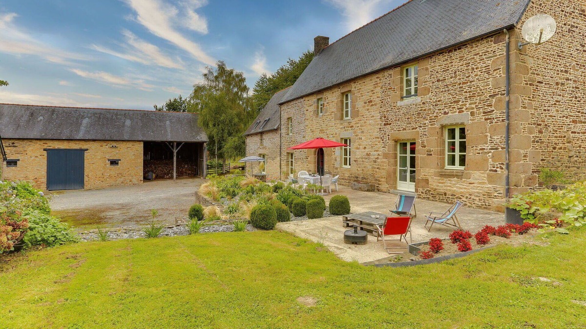 Saint-Ouen-La-Rouerie Villa | Wonderful private villa for 6 people with WIFI, TV, terrace and panoramic view