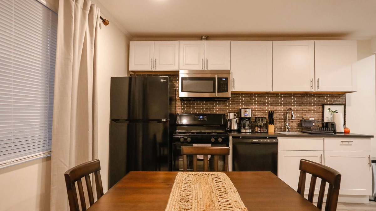 West Hills House | Wonderful 1BD Guest House with Outdoor Experience