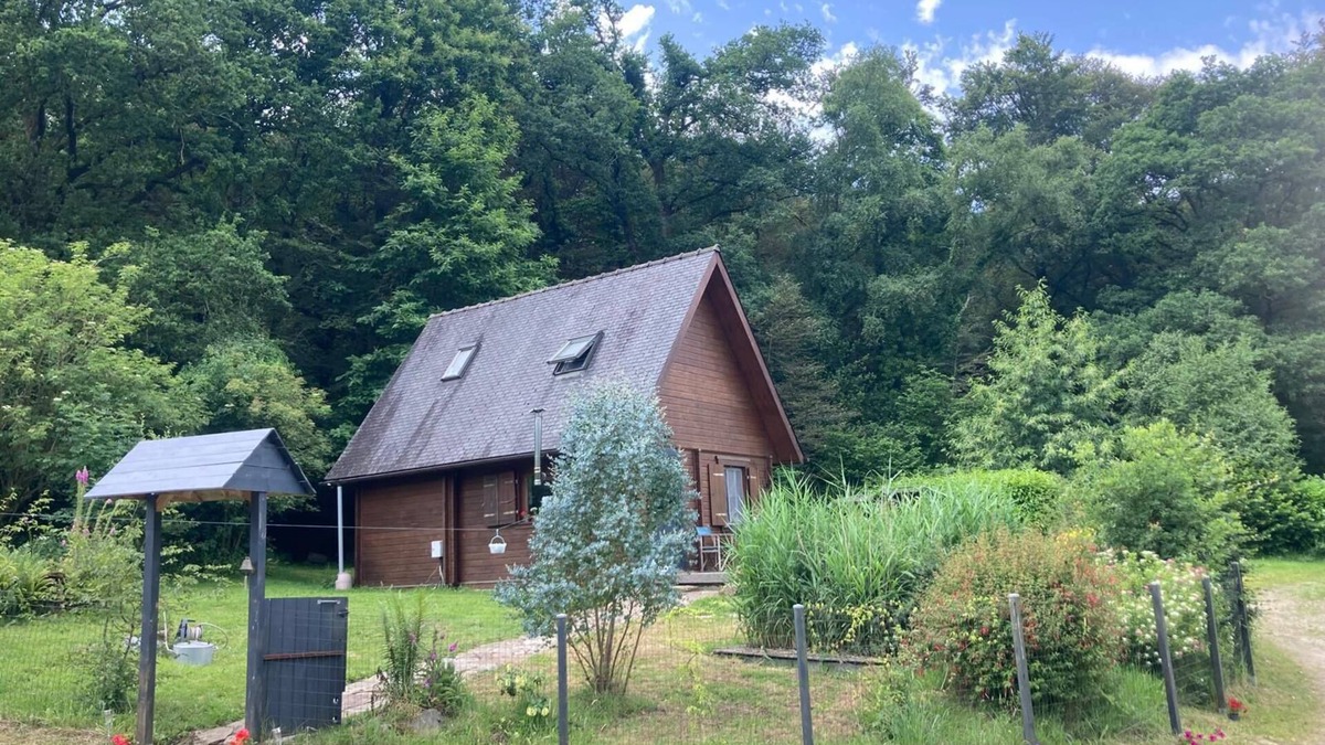 Belle-Isle-en-Terre Ski Chalet | Wonderful 3-bedroom chalet on a seasonal campsite in the forest