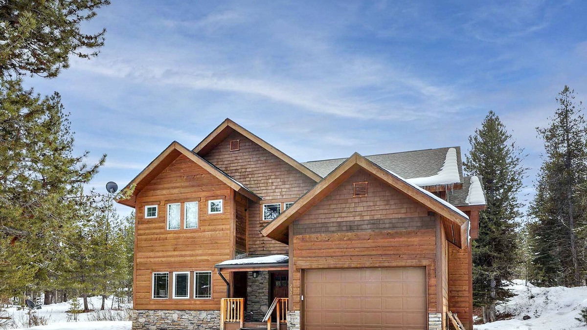 McCall House | Wonderful 5 bdrm cabin on 1acre wooded lot with stream