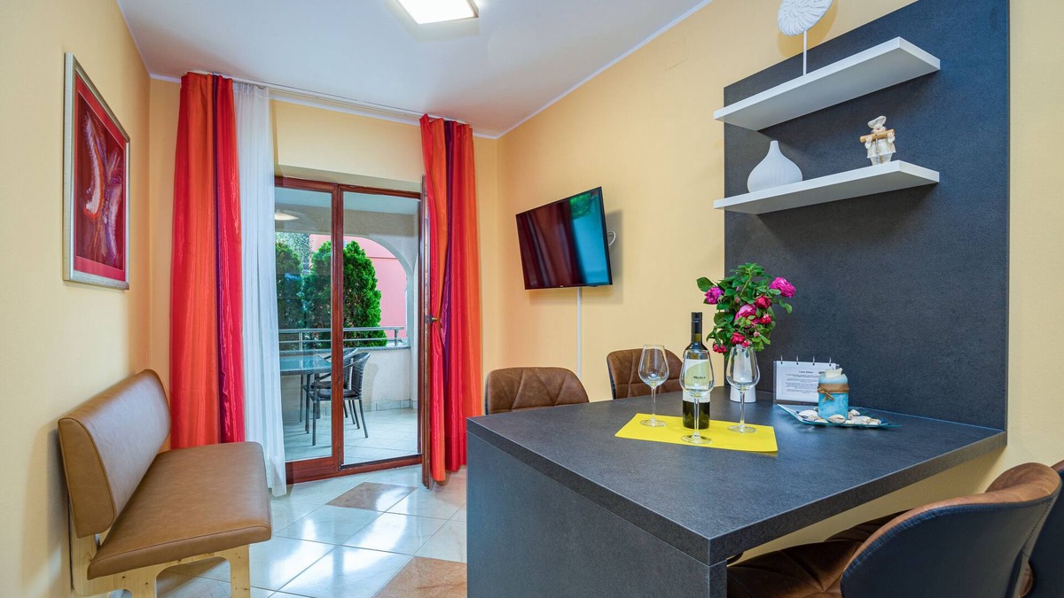 Fazana Apartment | Wonderful apartment for 4 people with pool and garden