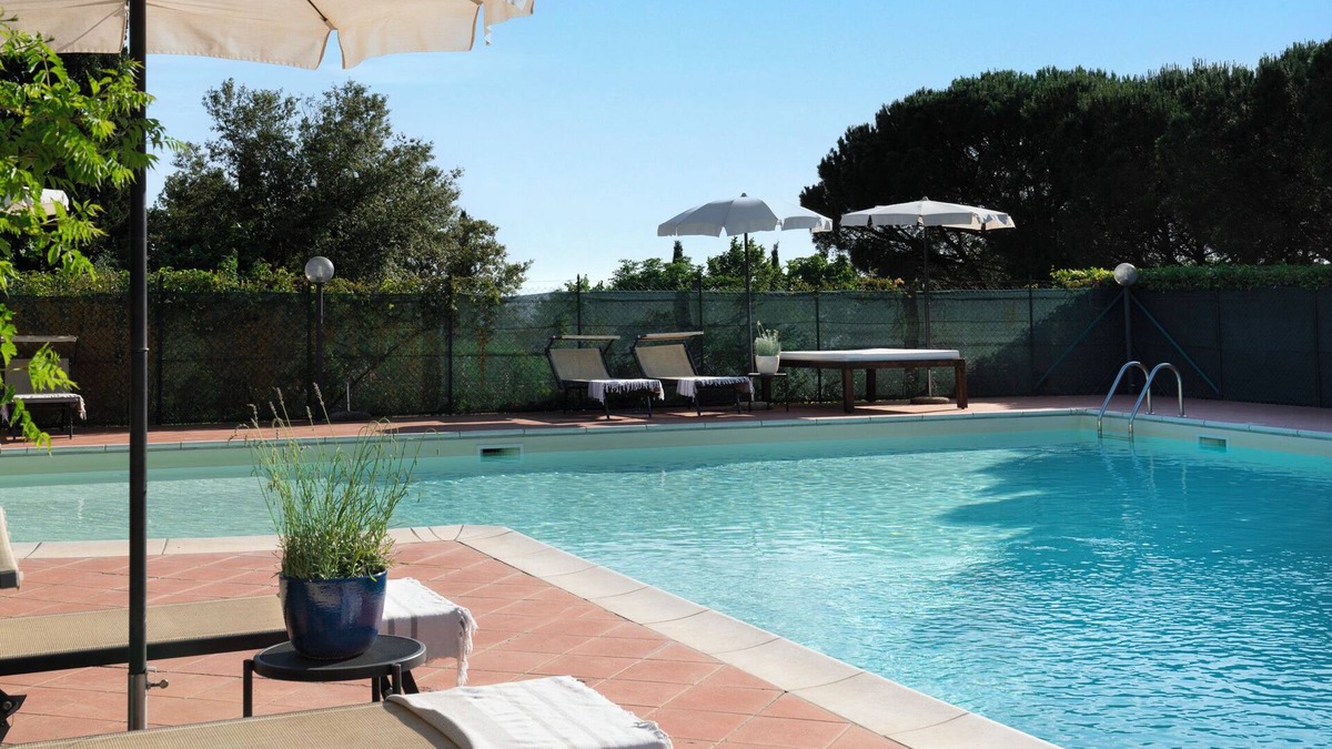 Arezzo Other | Wonderful apartment in villa with pool near Arezzo