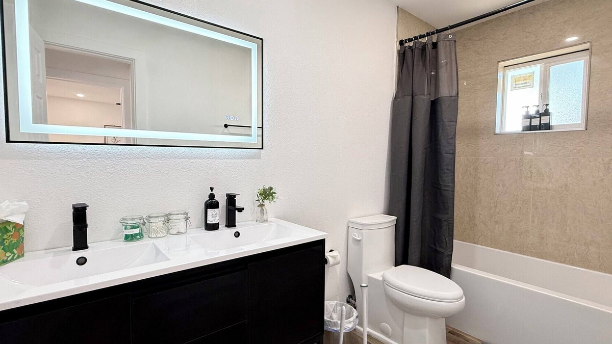 F. Q. Story Apartment | Wonderful apartment with AC in vibrant Phoenix