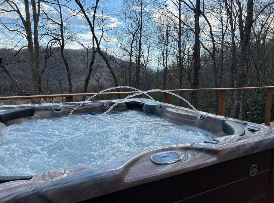 Mountain City House | Wonderful cabin tucked in the woods/w Hot tub