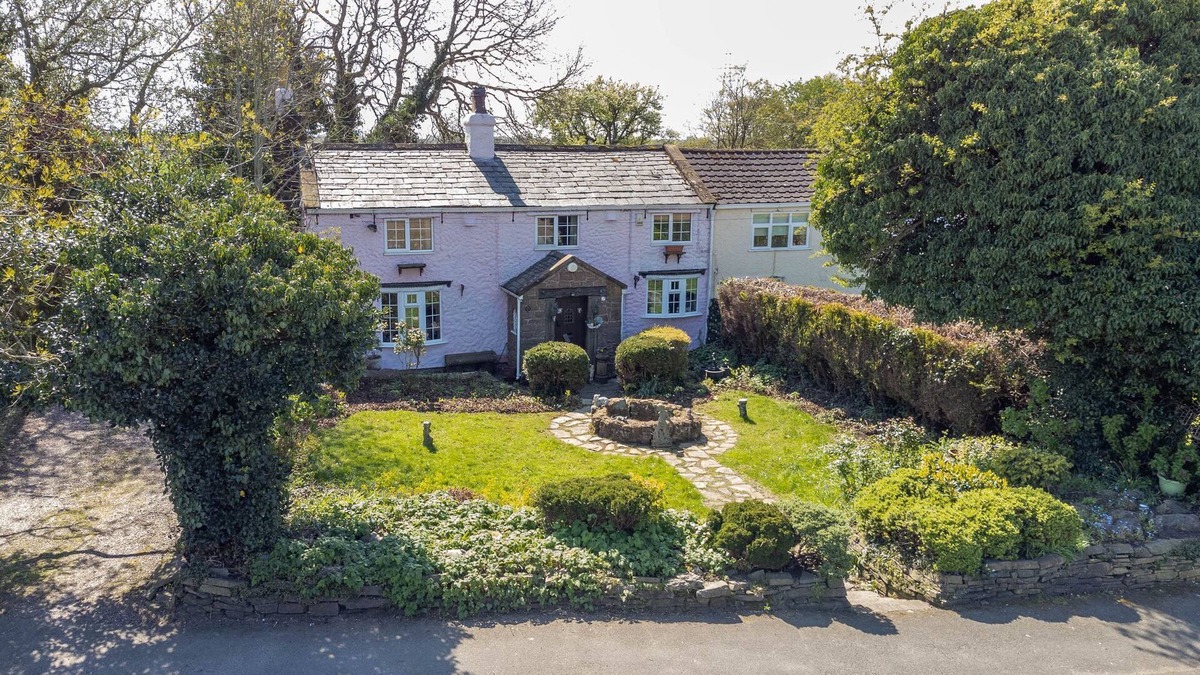 Cronton Cottage | Wonderful Chocolate Box Period Cottage