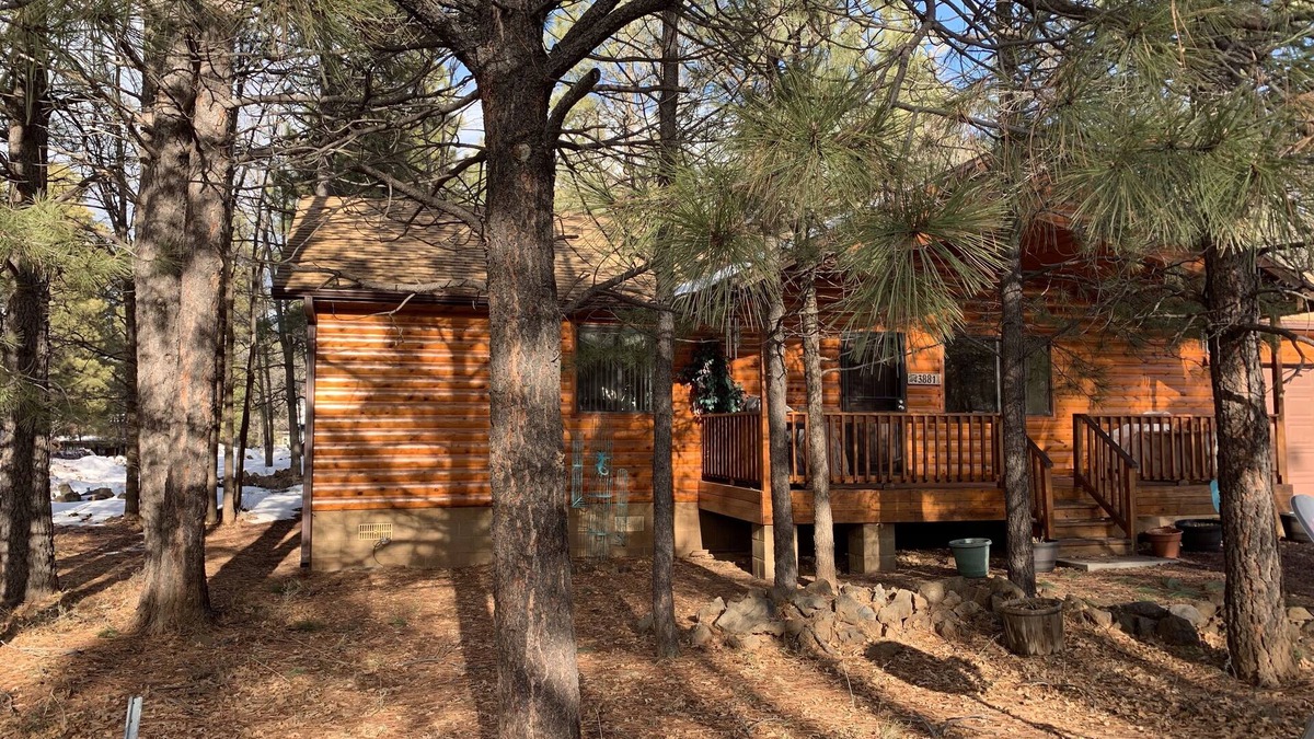 Pinetop House | Wonderful dog friendly log cabin to enjoy the cool mountain weather.