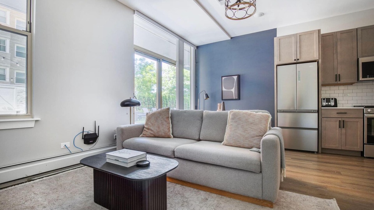 Edgewater Beach Apartment | Wonderful Edgewater 1BR w/Patio Deck & Gym, near lake, by Blueground