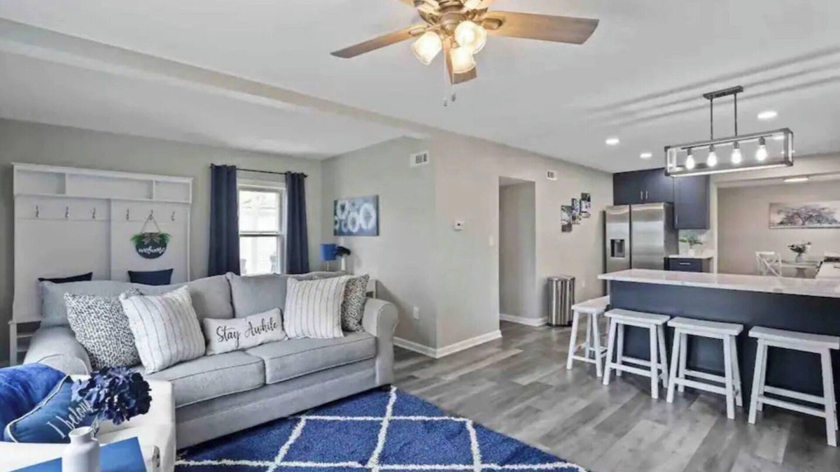 Wood Dale House | Wonderful in Wood Dale, right by O’Hare airport!