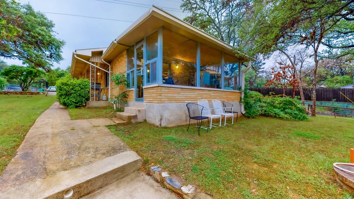 Kingsland House | Wonderful Lakefront Home w/Yard, Water Views, Central AC, WiFi, Private W/D