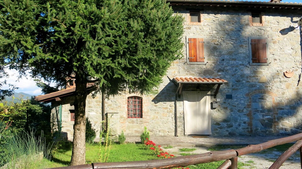 Piazza al Serchio House | Wonderful private villa for 4 people with WIFI, private pool, TV, balcony, pets allowed and park...
