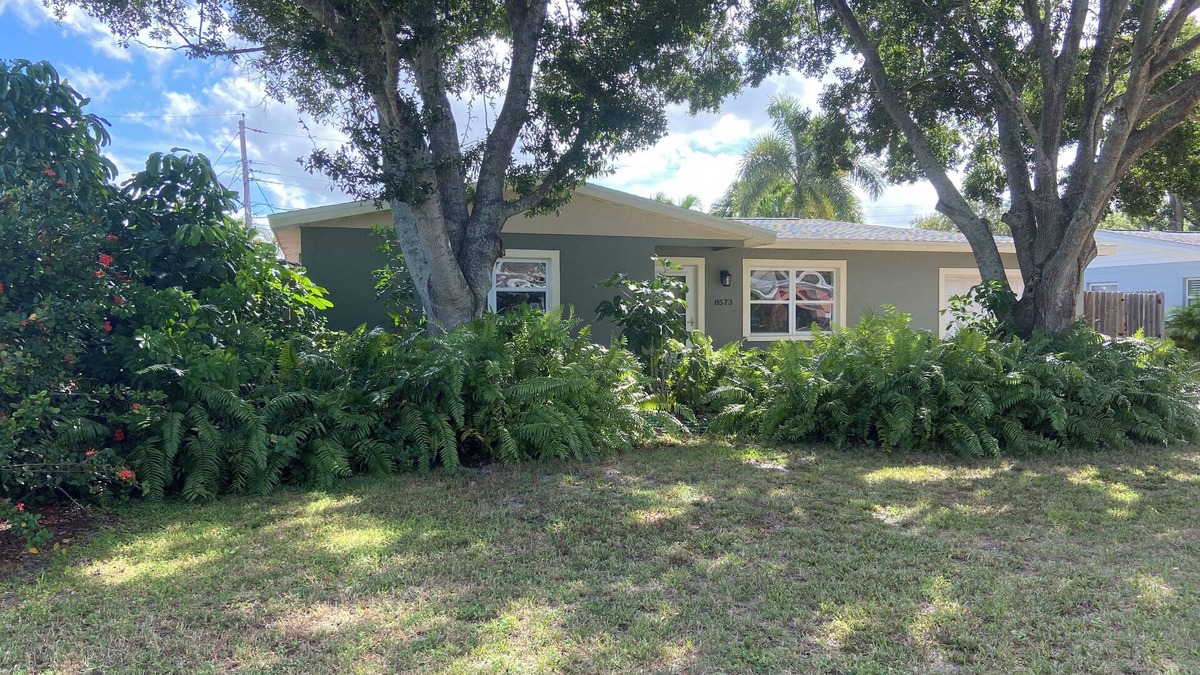 Seminole House | Wonderful Private 3-bedroom house with AC in Seminole close to beaches!