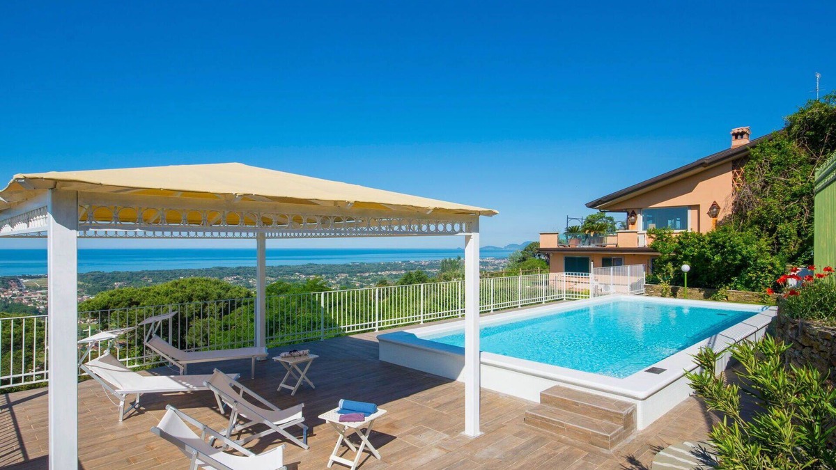 Montignoso Villa | Wonderful private villa for 12 people with A/C, private pool, WIFI, TV, patio and pets allowed