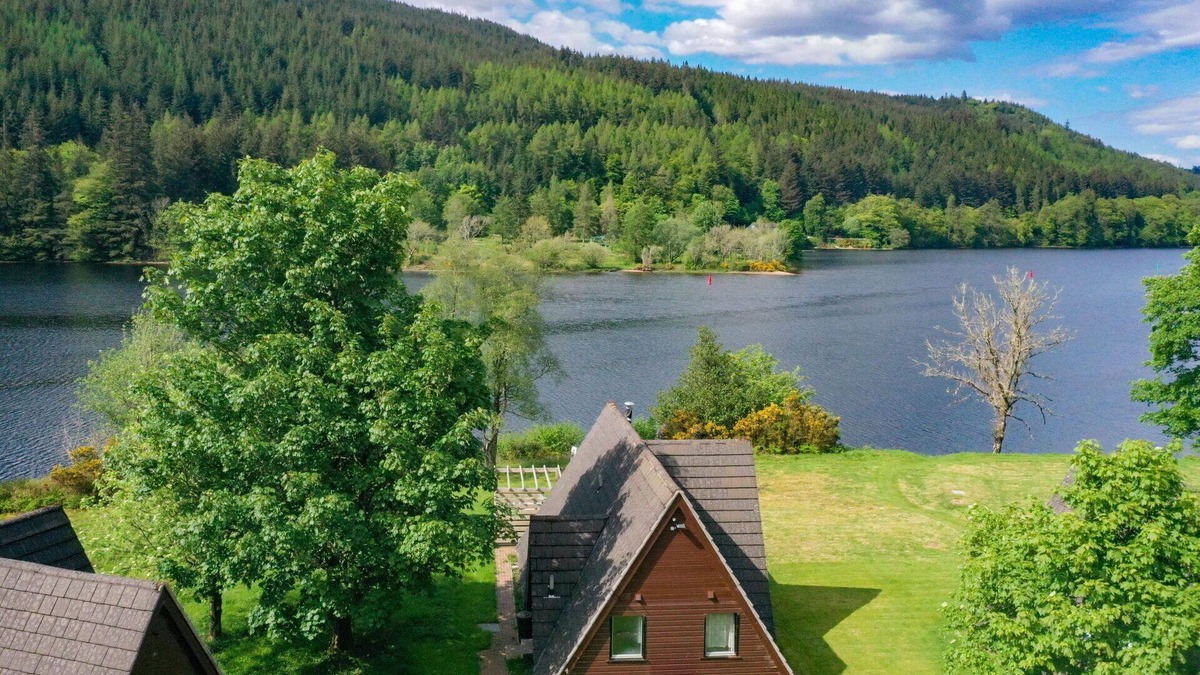 South Laggan House | Wonderful private villa with WIFI, hot tub, TV, terrace, pets allowed and panoramic view