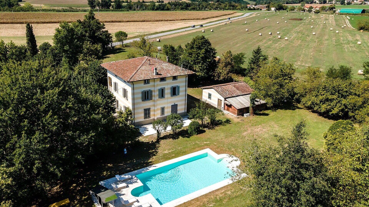Scarperia e San Piero Villa | Wonderful private villa for 16 people with WIFI, private pool, TV, patio and pets allowed