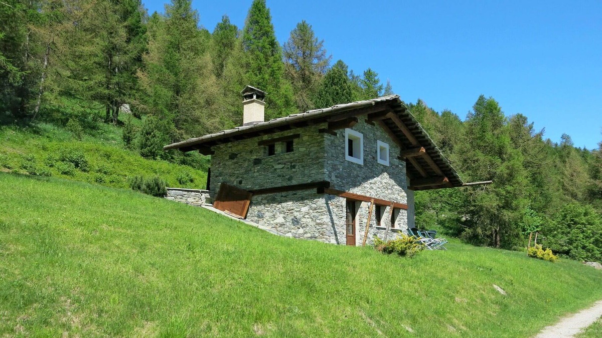 Sampeyre House | Wonderful private villa for 5 people with TV, patio and parking