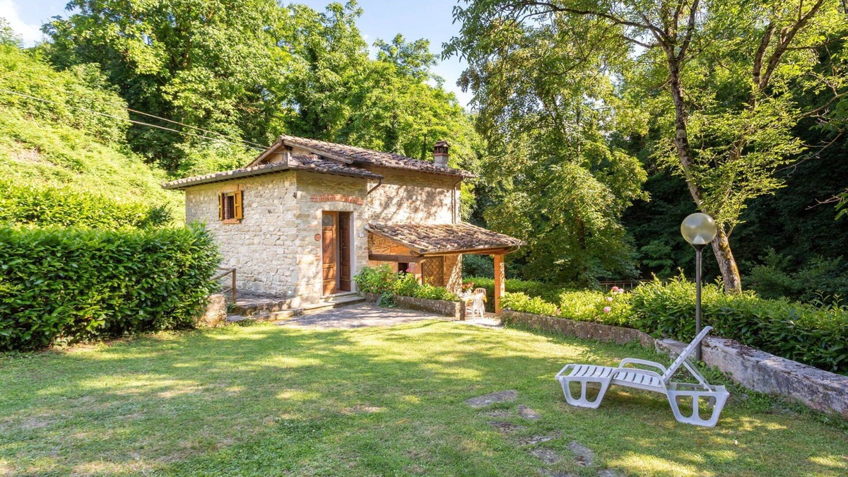 Molezzano Villa | Wonderful private villa for 4 guests with WIFI, TV, patio and pets allowed