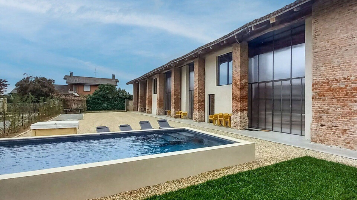 Poirino Villa | Wonderful private villa for 14 people with WIFI, hot tub, A/C, private pool, TV and patio