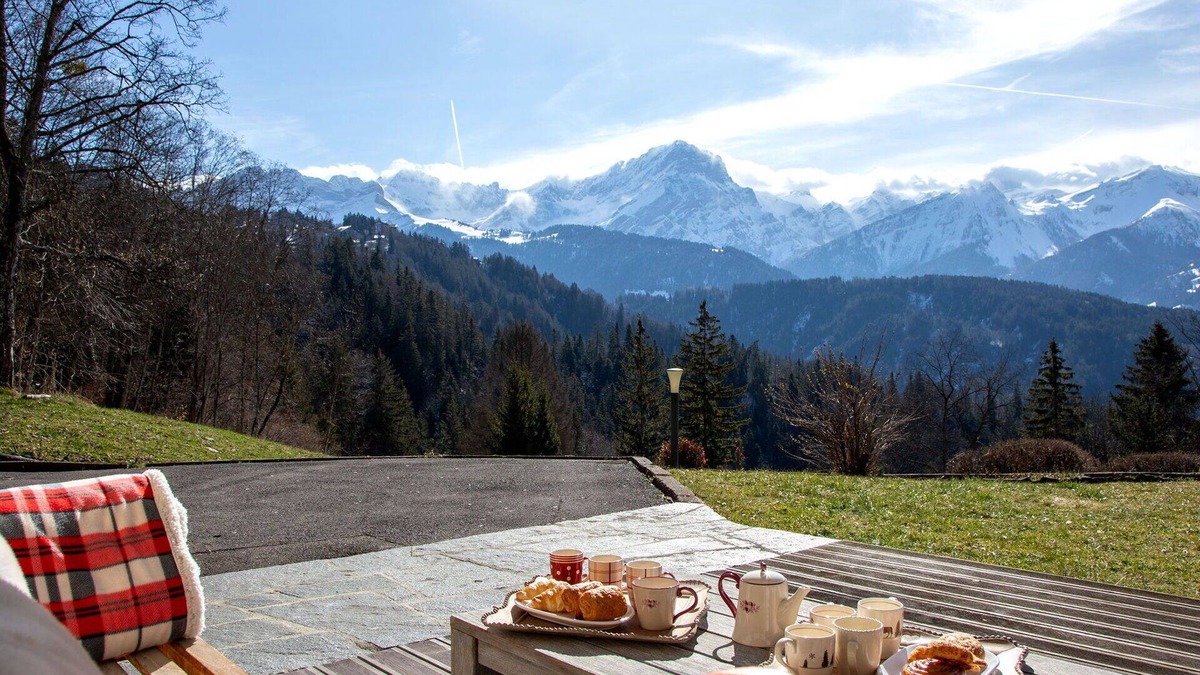 Chesieres House | Wonderful private villa for 8 guests with hot tub, WIFI, TV and balcony