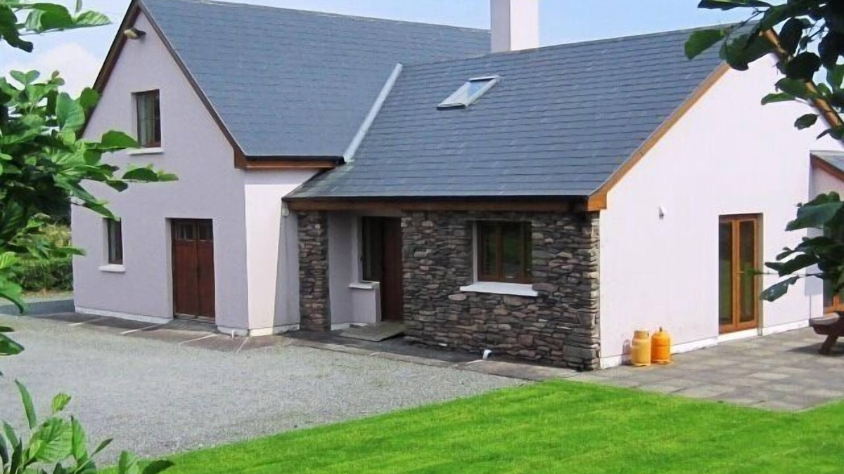 Emlaghmore House | Wonderful Sea Views, Walks, Hiking, Beaches, Fishing, Family Friendly, WiFi