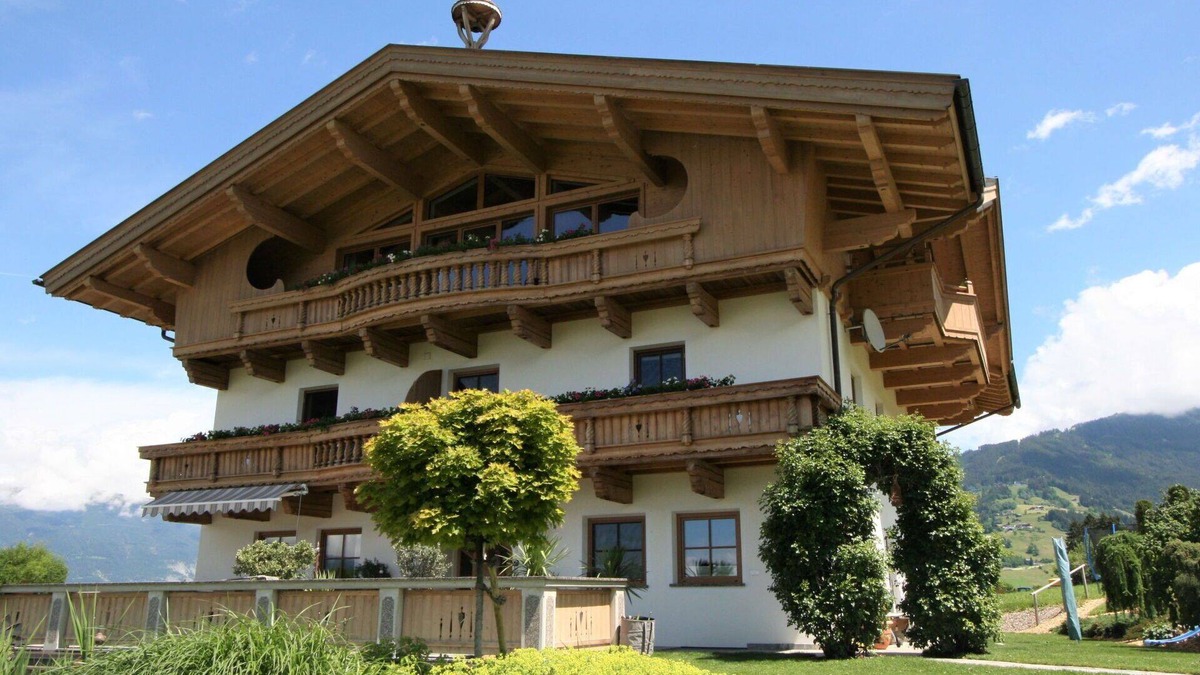 Außerweerberg Villa | Wonderful villa for 6 people with WIFI, TV, patio and panoramic view