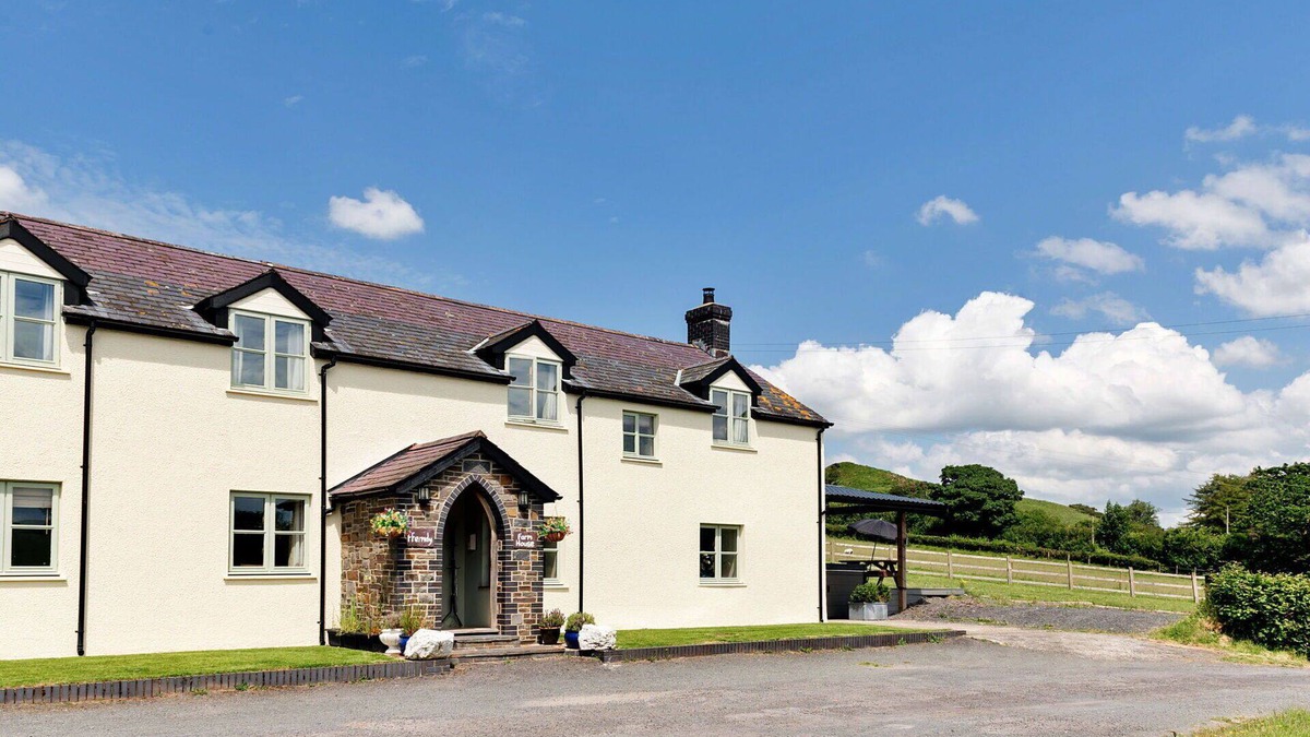 Devils Bridge House | Wonderful villa for 12 guests with hot tub, WIFI and pets allowed